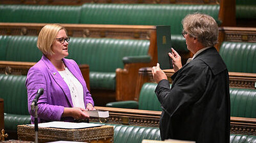 Zöe Franklin being sworn into Parliament