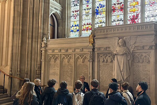 Zöe speaking with students in Westminster Hall
