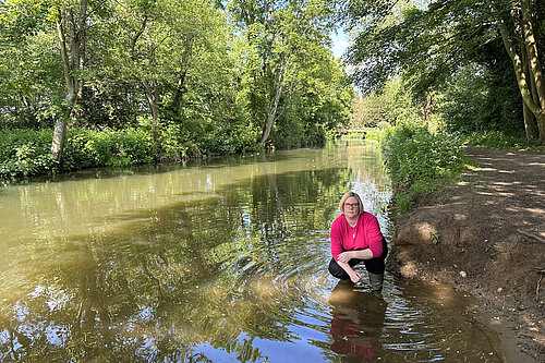 Zöe Franklin testing river water