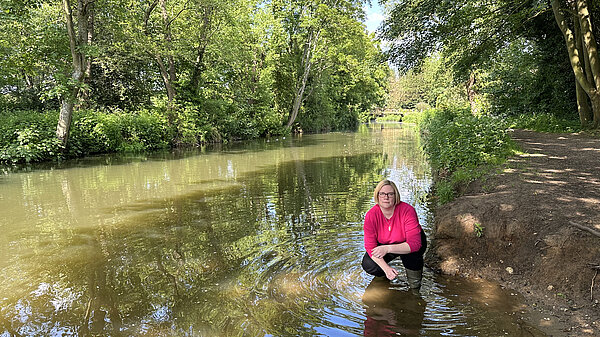 Zöe in River Wey